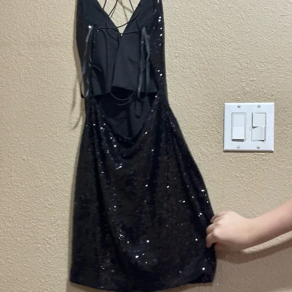 Elegant Black Sequin Dress - Picture 2 of 3